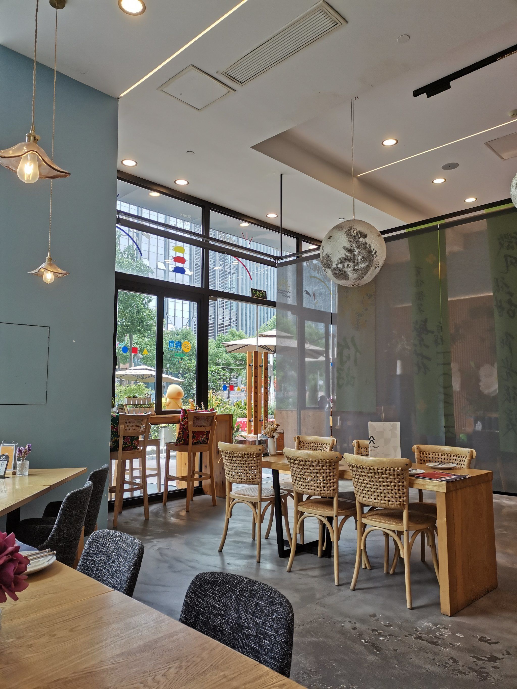 奶茶店的悠闲座位安排