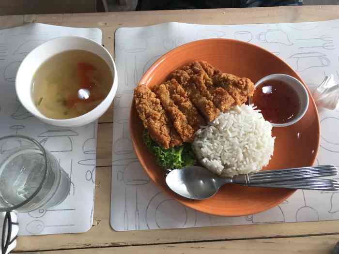 semi sweet cafe-"买大皇宫票的时候连带着一张表演的票,还有.