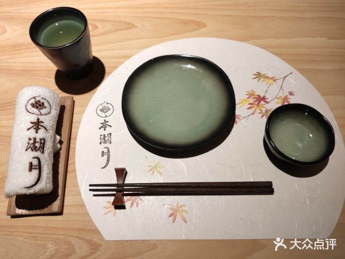 本湖月日本料理餐具摆设图片
