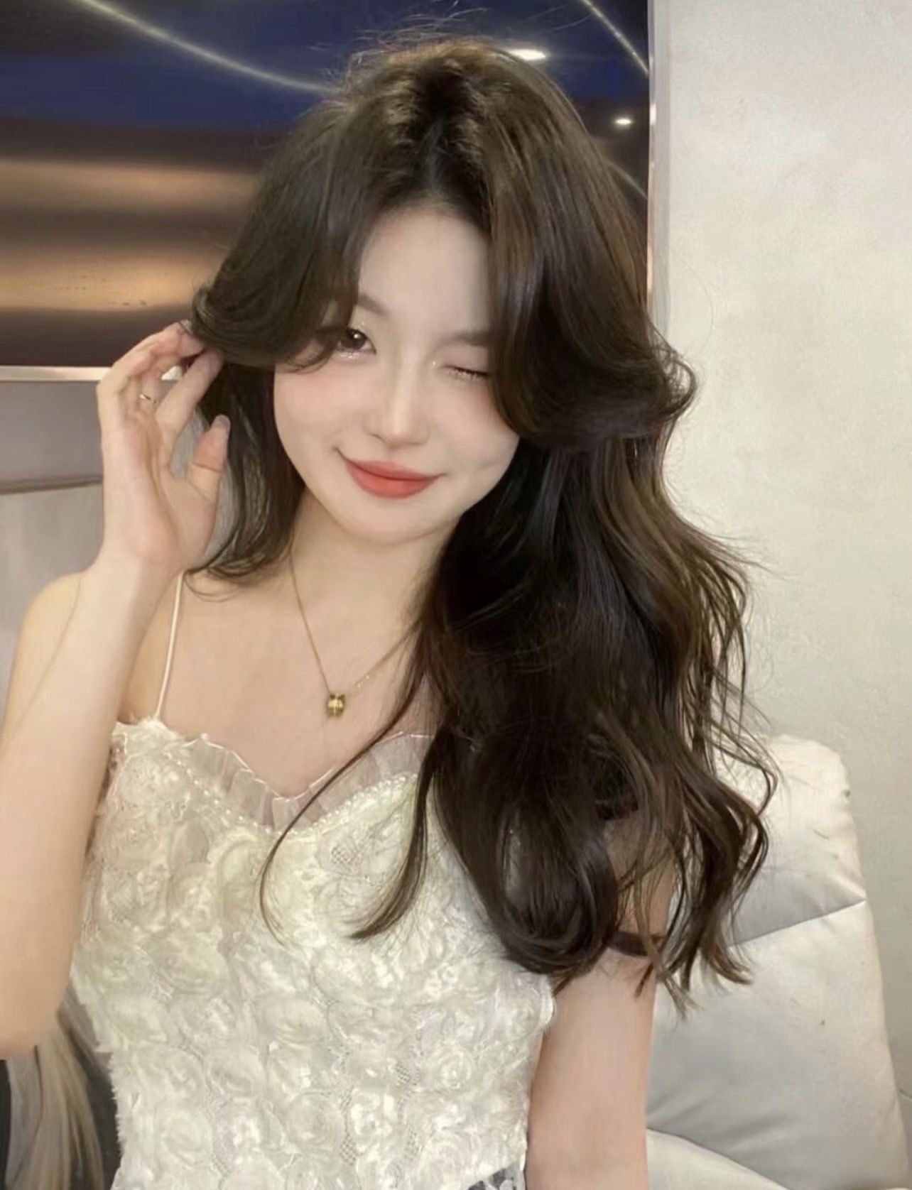 特别是带有婴儿肥的女生真的很适合留这样的发型偏分的斜刘海搭配高