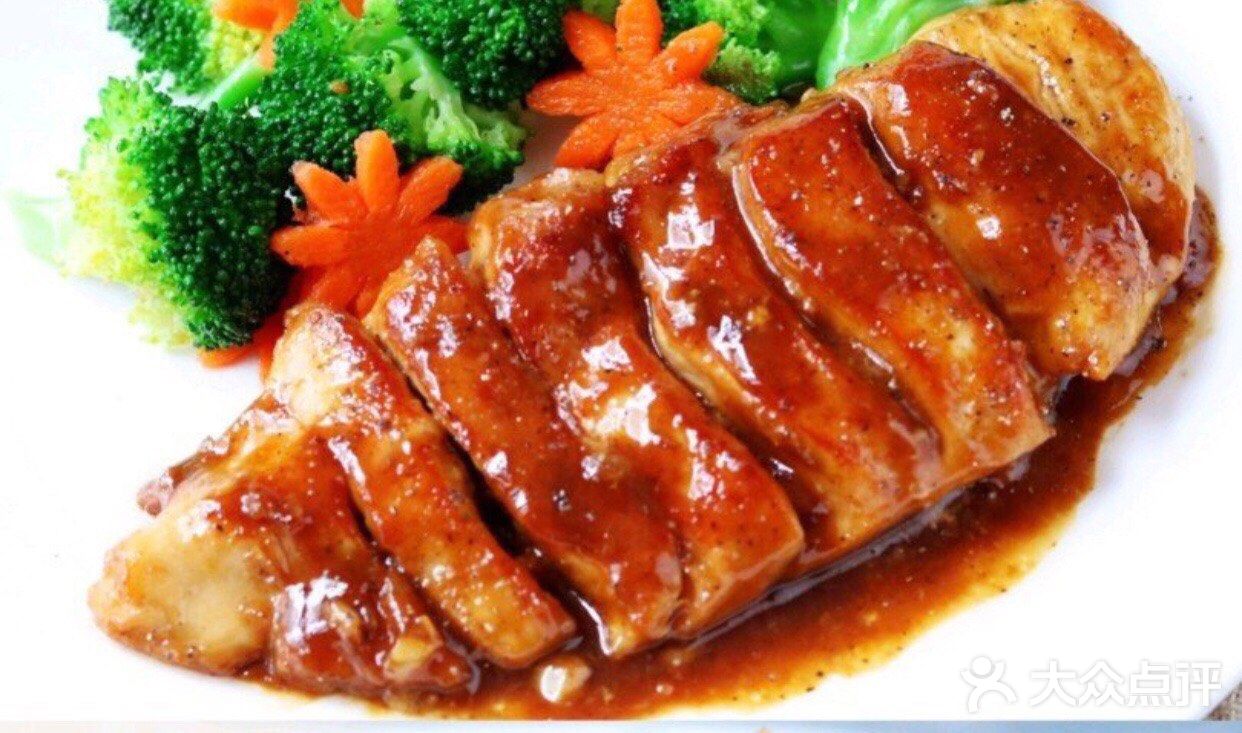 鸡胸肉、大蒜、蚝油，生抽、料酒、黑胡椒