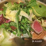 说九点半有乐队，因为怕等不到那个时候就坐了靠里头的位置