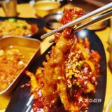 当阳光照进屋内,清新的木桌,还有吧台的小物件