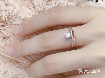 原来只是看中了女戒,特地跟男友到爱登珠宝看了样板