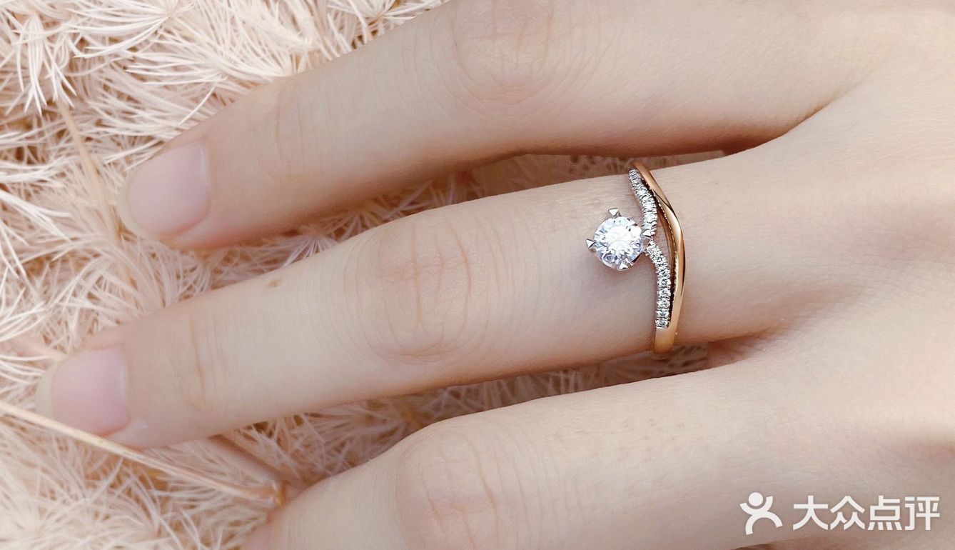 原来只是看中了女戒，特地跟男友到爱登珠宝看了样板