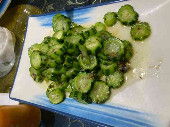 小兰春民族特色小吃-"和朋友去的店 小菜不错份量也足 朋友带我.