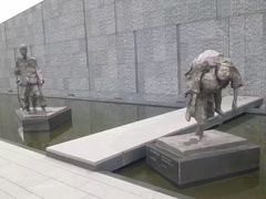 门口的雕塑-侵华日军南京大屠杀遇难同胞纪念馆