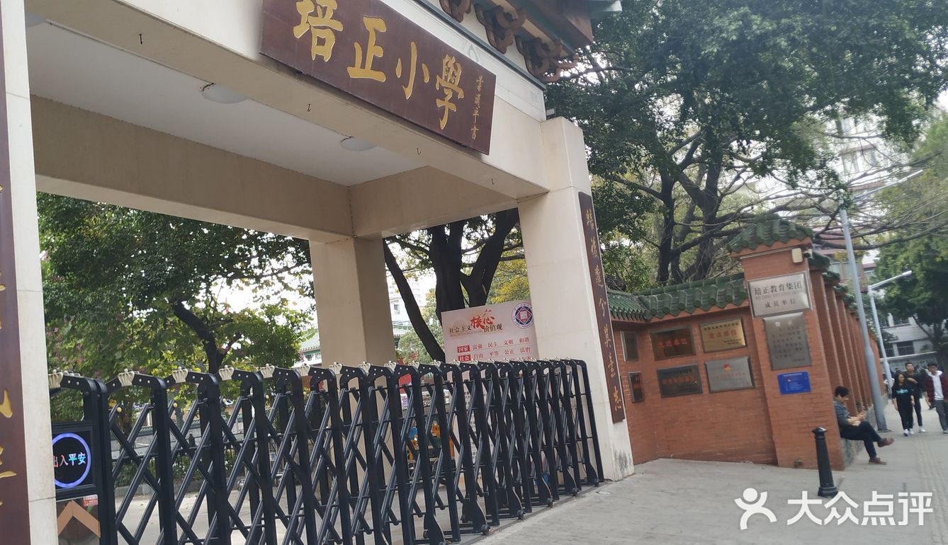 东山口的地下市政通道也是一道风景线呢