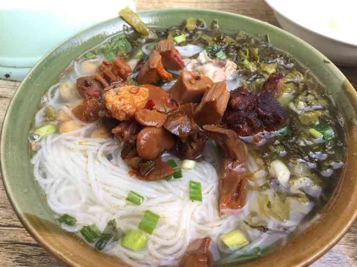 绵阳开元米线-"环境太脏了 阿姨打着麻将的手给我抓米粉.