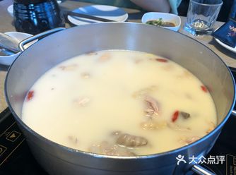 肥牛和虾滑也很新鲜～点了盆黑木耳也很有活力