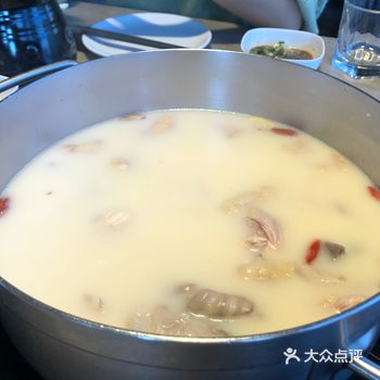 肥牛和虾滑也很新鲜～点了盆黑木耳也很有活力