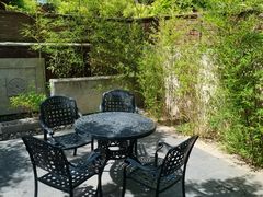 小院的桌椅-大连金石滩绿发温泉假日酒店