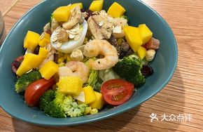 South American Shrimp and Mango Salad