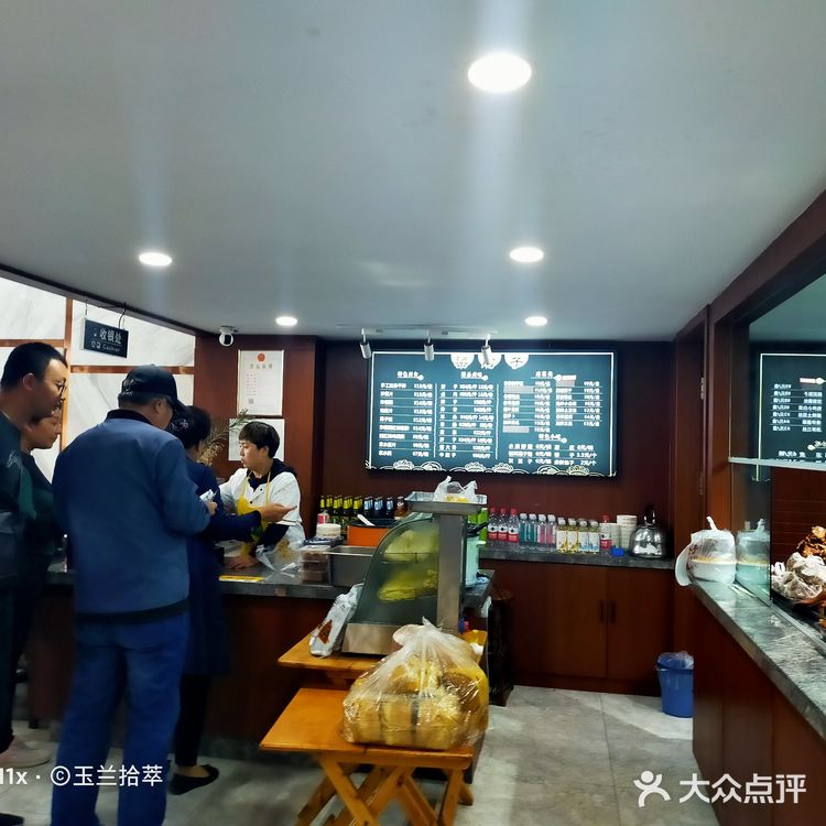 品种齐全一，服务也好，特别拉条子炒面和凉拌肘子超极好吃