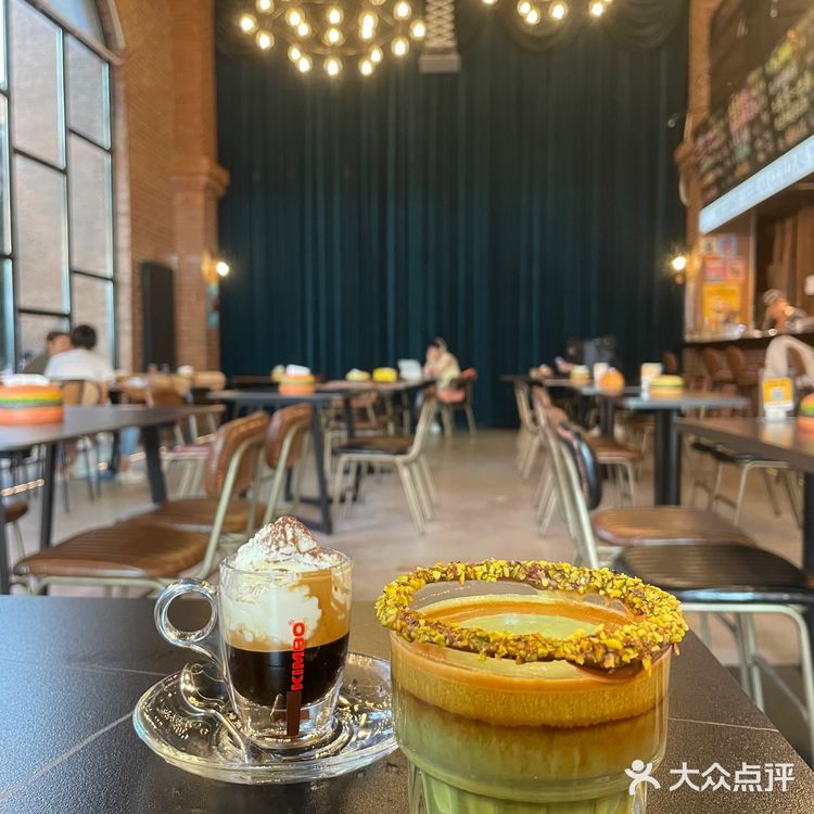 这家新店有点东西，它家咖啡能舔杯！