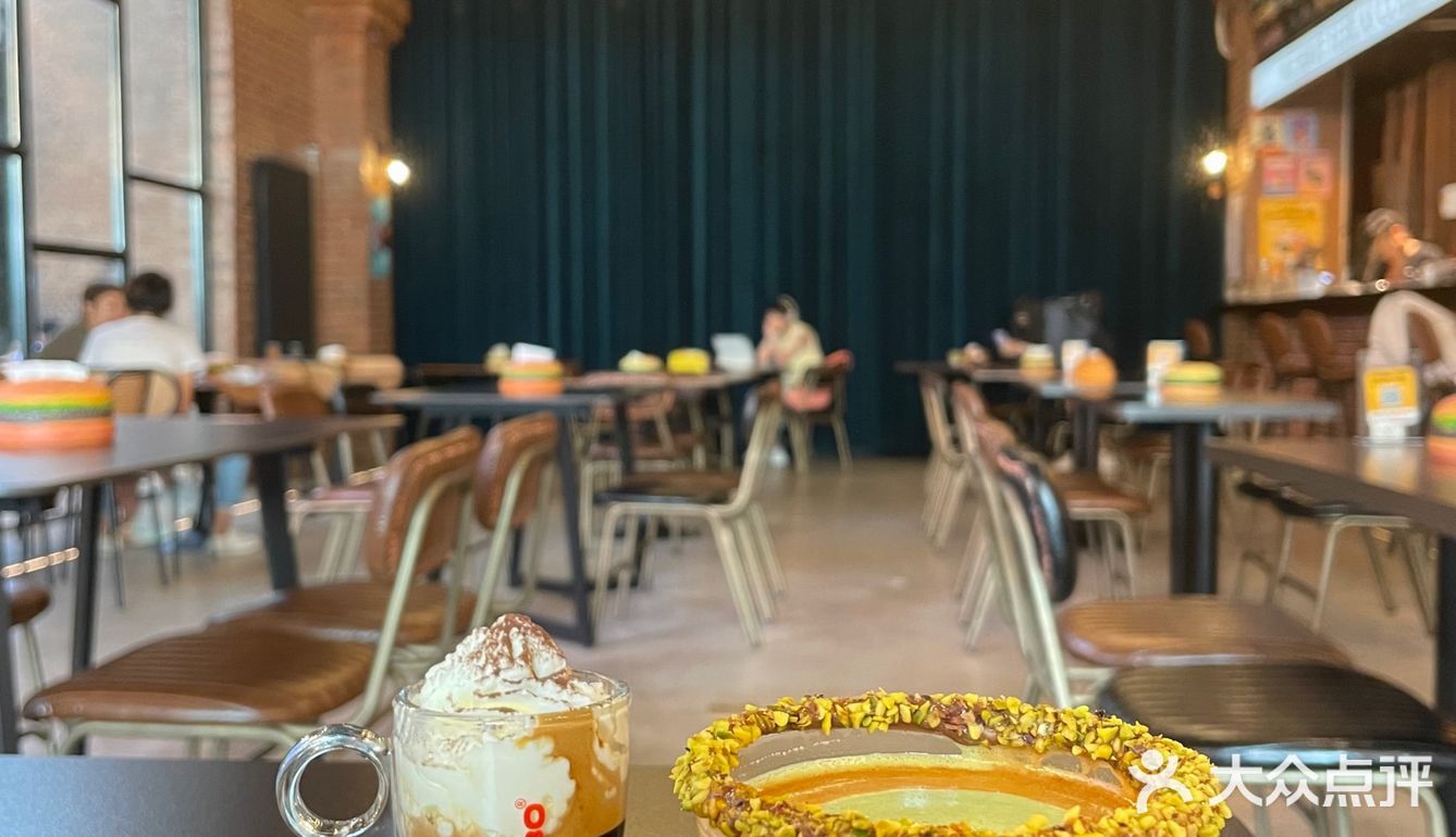 这家新店有点东西，它家咖啡能舔杯！