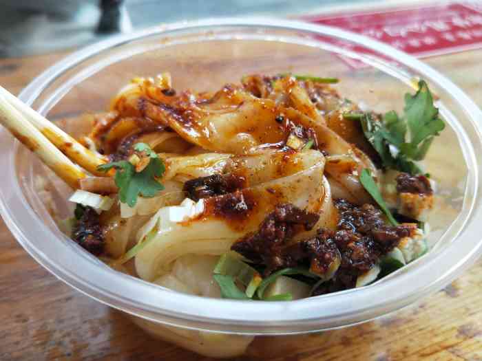 定边何老大酿皮-"[薄荷]环境:就在永兴坊里面,人气很高.