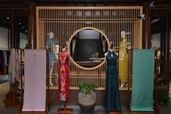 卜莲旗袍生活馆-"原本怀着很好的心情买了三件衣服,一件定做.