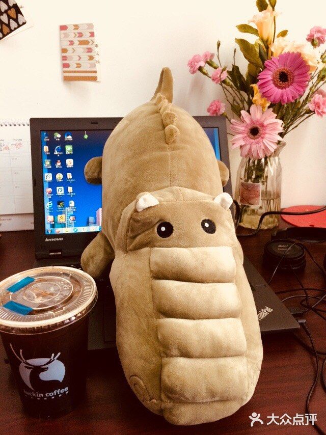 图四这大叔和李宗盛类似，自弹自唱