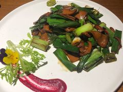 小炒牛肝菌-敏珠拉姆藏餐·南京厨房(富春江东街店)