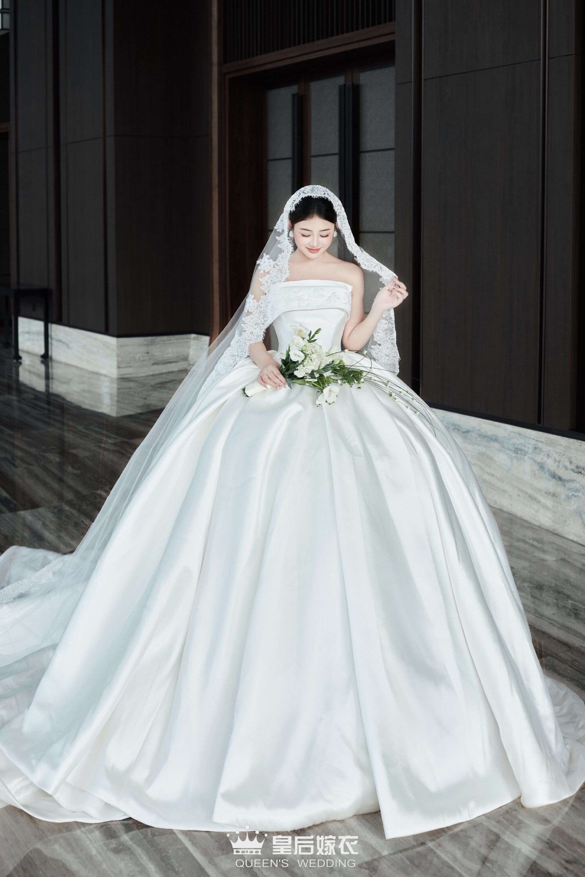 优雅与浪漫并存的缎面婚纱✨
一眼万年