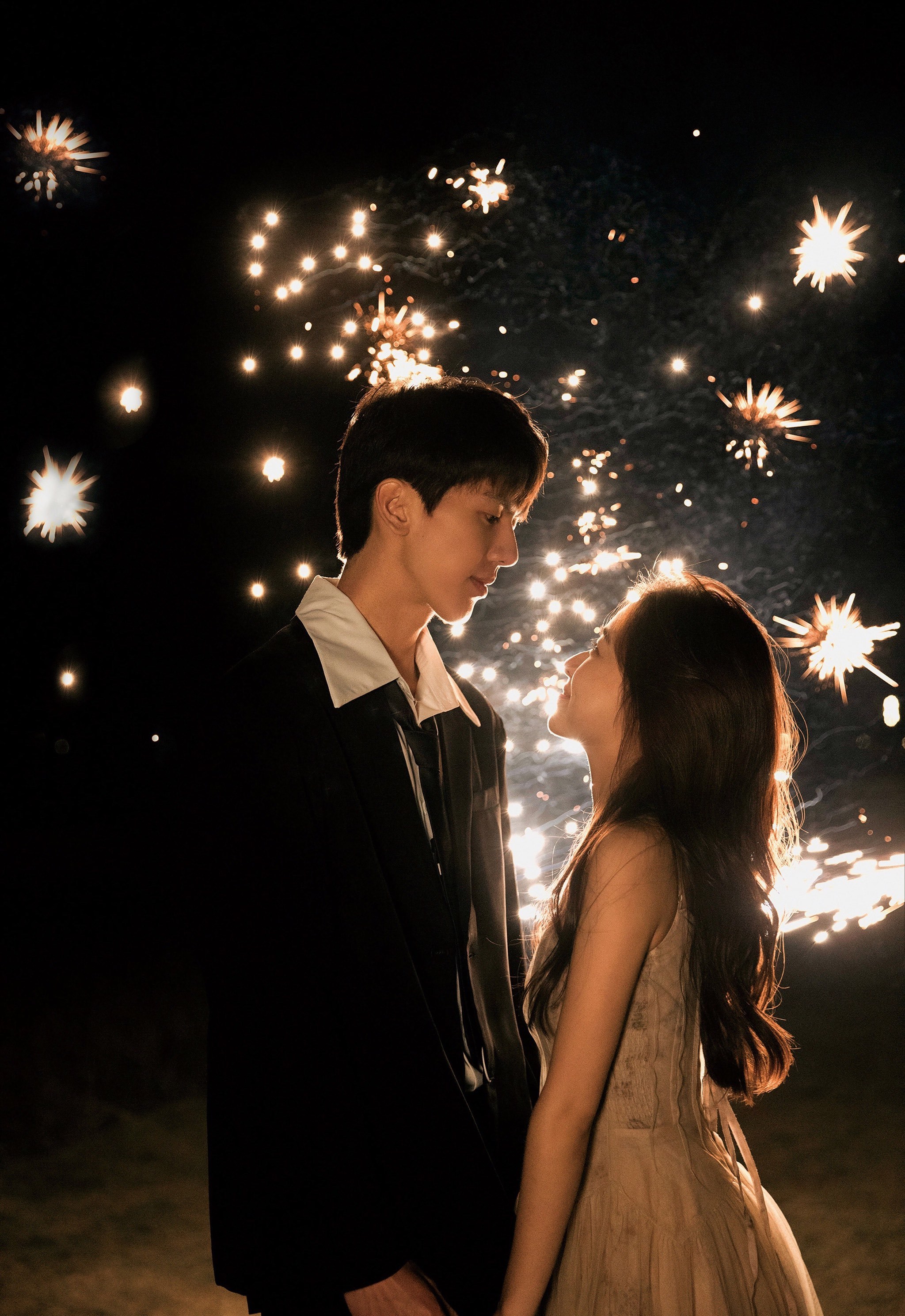 夜晚情侣电影写真浪漫烟花心动瞬间