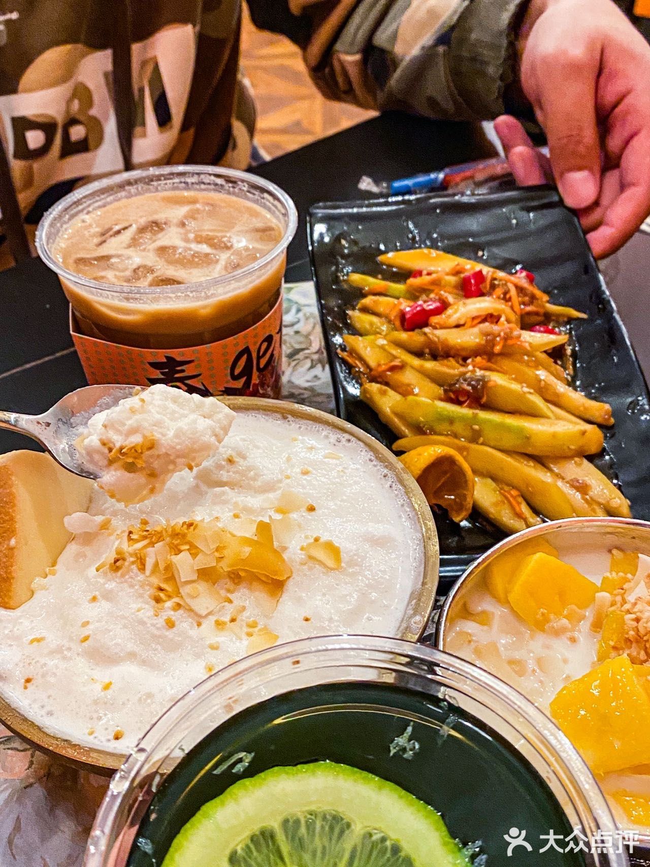 简直太精致了舍不得把它吃掉。香水椰子沙冰