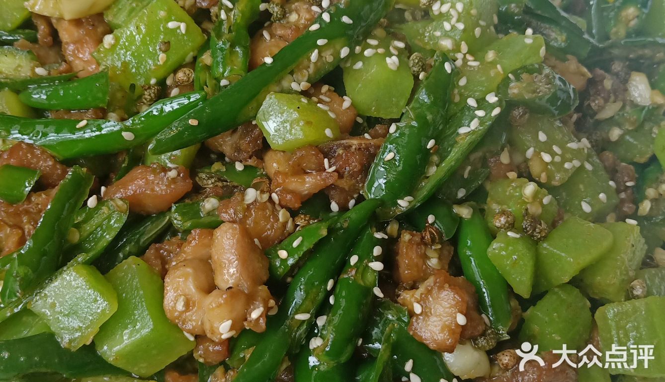 周末闺蜜约了逛街，午饭点逛到了九锅一堂，索性就在九锅