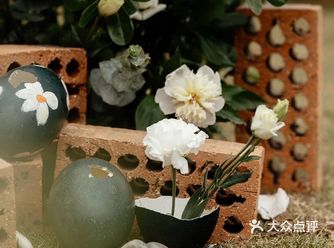 装饰在他们的婚礼上,在婚礼结束时