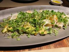 温海鲜色拉配牛油果-Carbon莫卡哆·意大利复古集市餐厅(杭州大厦店)