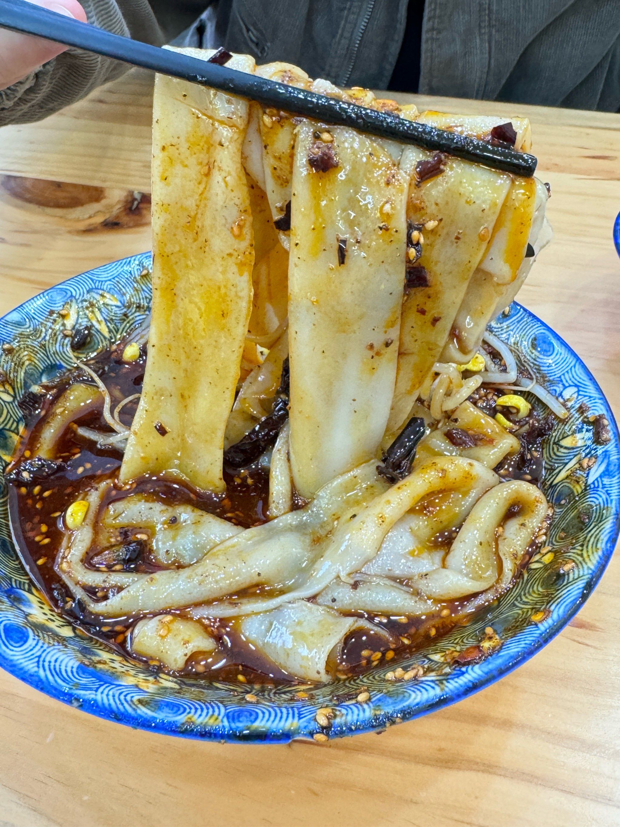 来汉中谁还能不吃一碗香糯热米皮