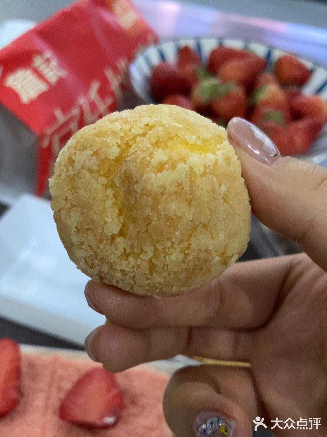 蒲公英性价比挺高的感觉,草莓蛋糕的蛋糕胚蓬松轻盈