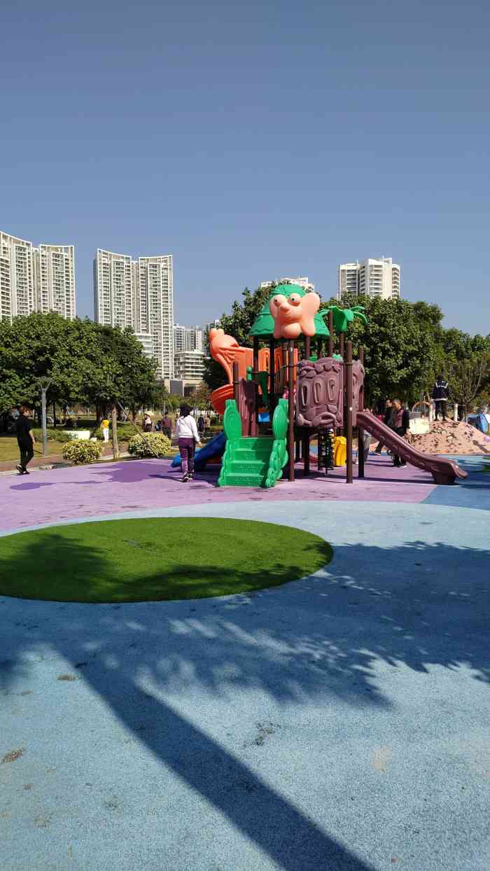 格力海岸滨海公园-"格力海岸公园位于格力海岸楼盘情侣路靠近海.