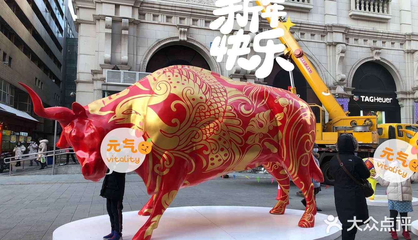 沈阳中街网红彩牛_涂鸦牛雕塑