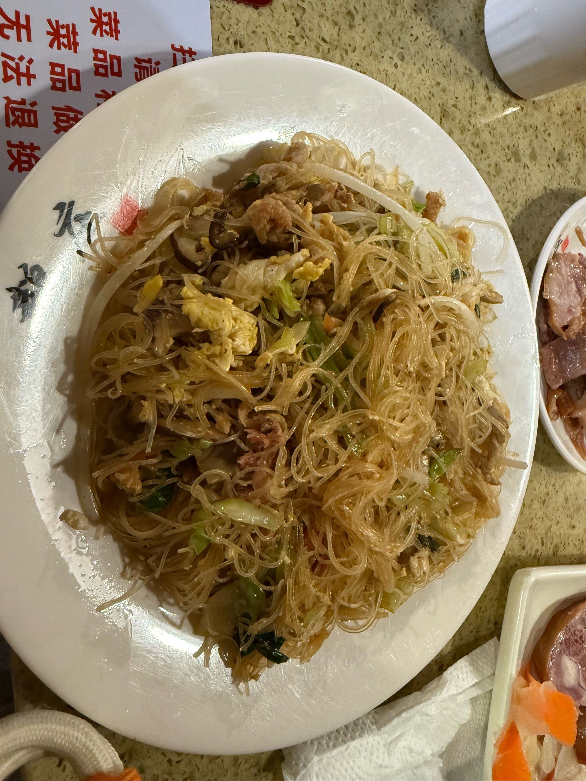 但不至于全是脖子的皮和鸭屁股吧
服务员给上米粉,在洗帕子后,手上