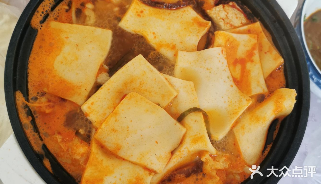 千页豆腐，冻豆腐，海带丝，还有各色的火锅面，配上囊