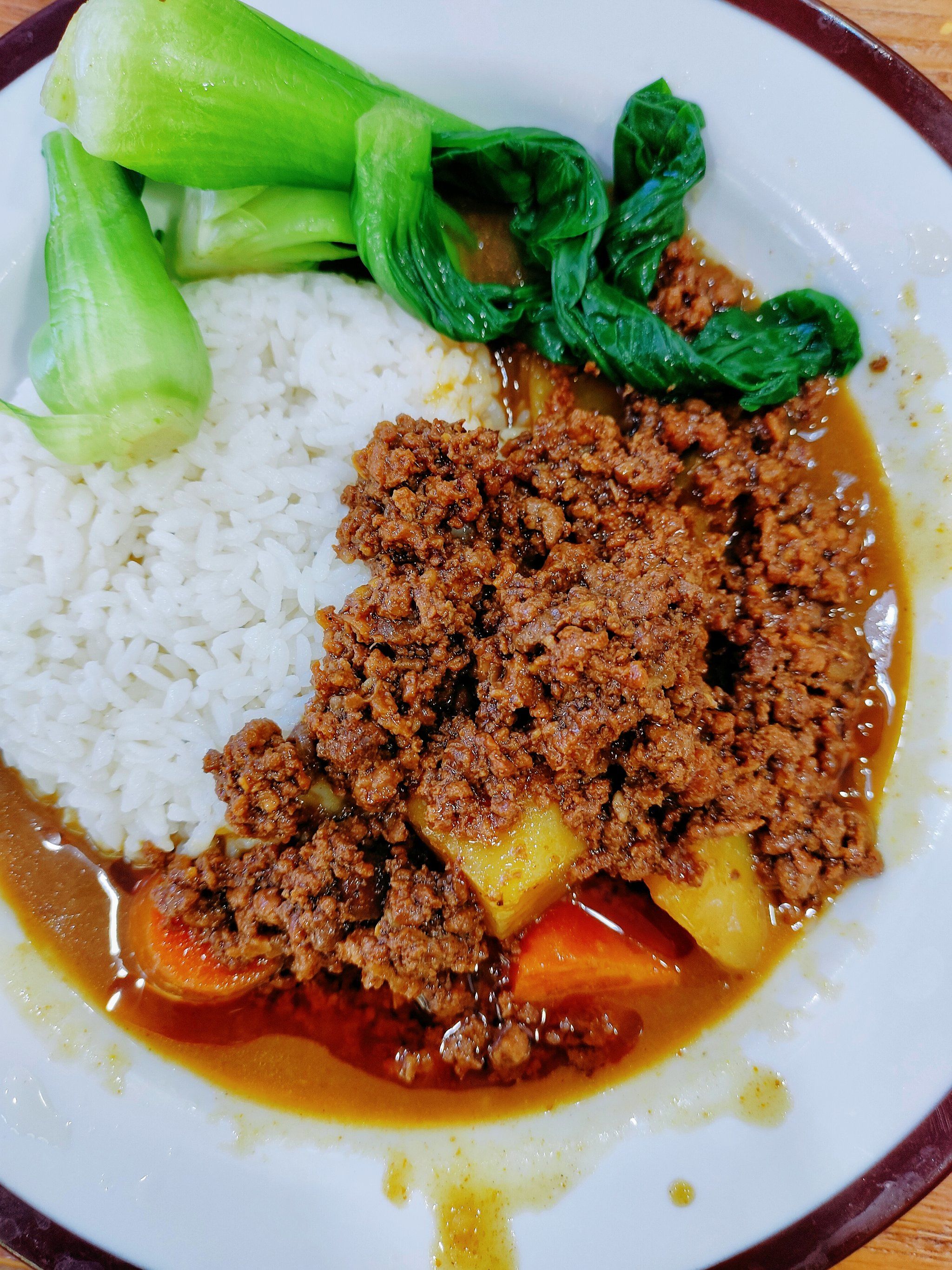 n
我点了一份牛肉酱咖喱饭,这个咖喱是之前熬好的,牛肉酱也是贪前