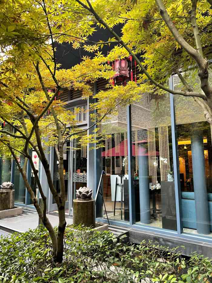 湖滨客舍(东湖店)-"菜品是本地特色.位置不太好找,管理很不到.