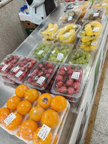 地铁站里的水果摊~价格划算么？