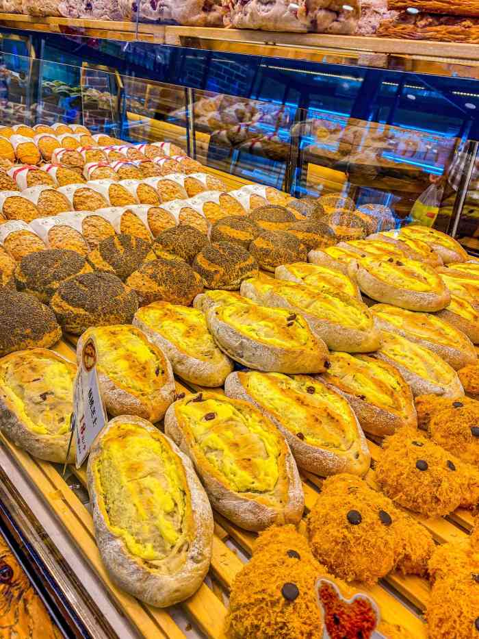 bread way面包路(凯德广场店)-"面包很软甜,苏皮很脆,里面的芝士很甜.