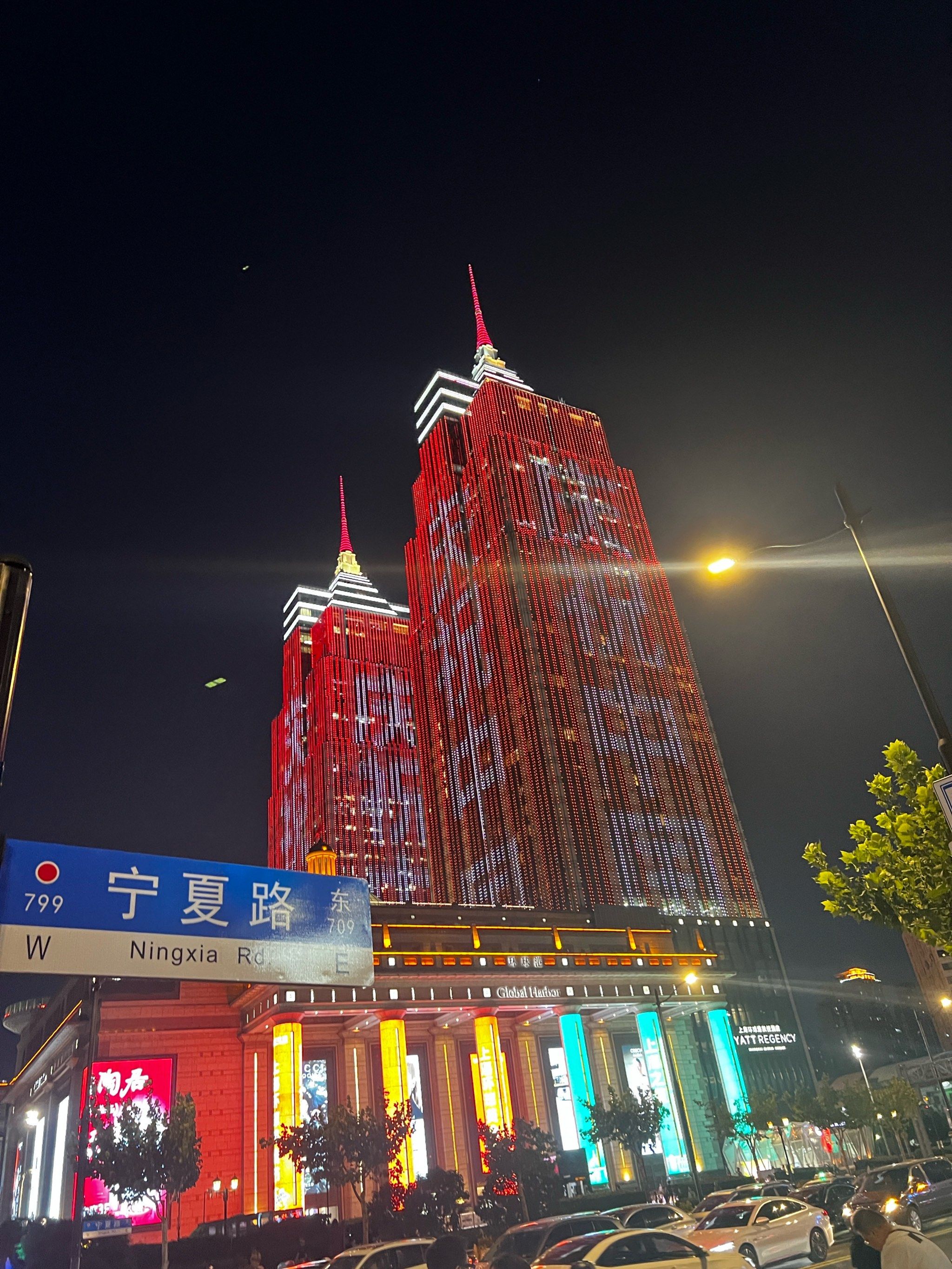 夜幕下的环球港很漂亮