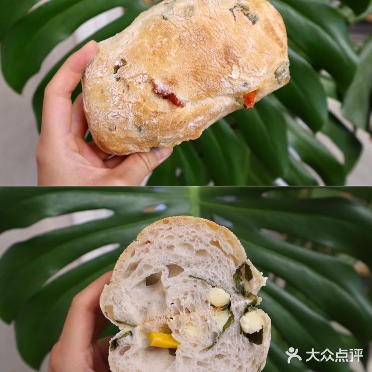 最终还是没能逃过在面包里吃到蓝纹奶酪的命运[笑哭]