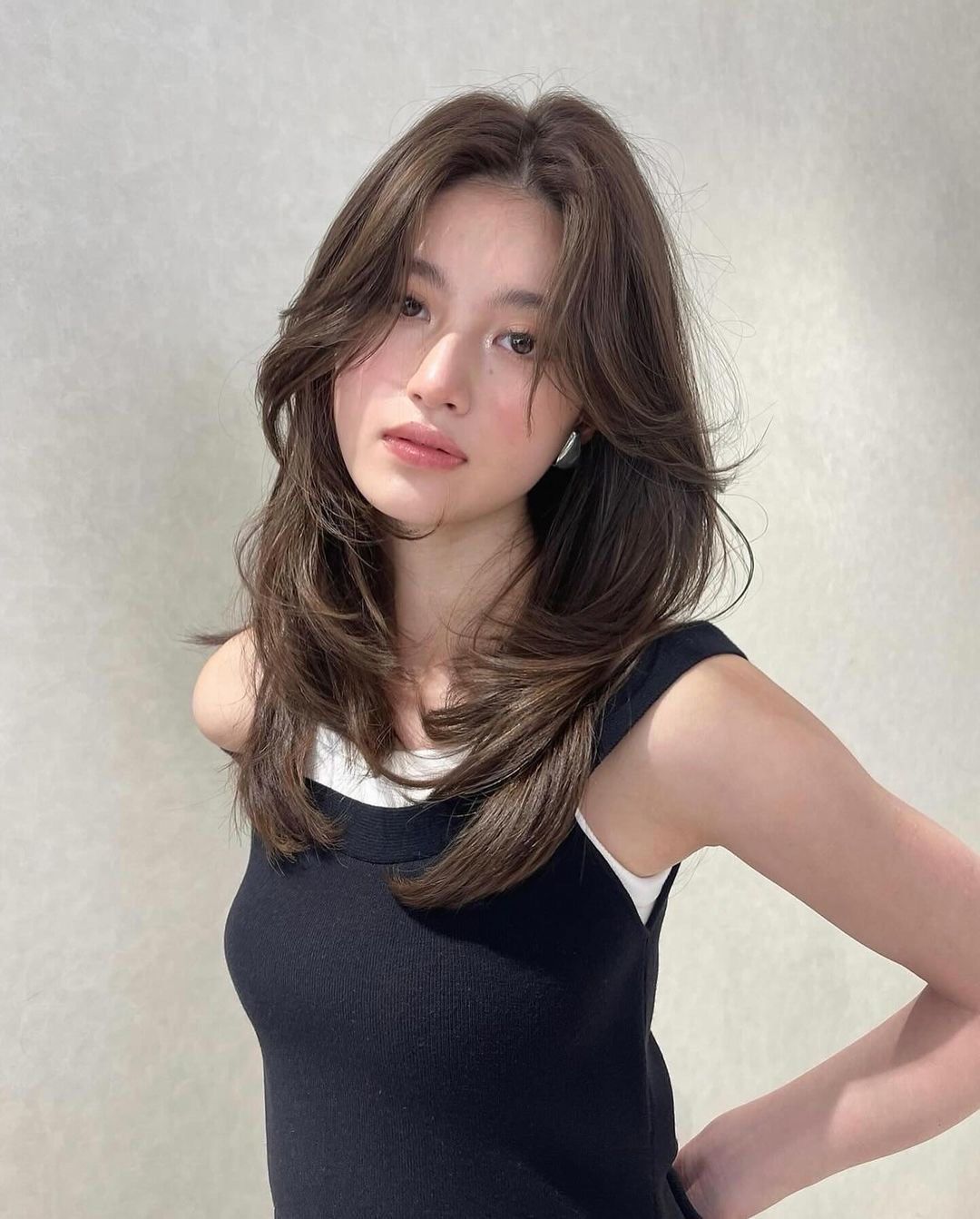 内扣卷发是一种比较流行的微卷发型,发尾的