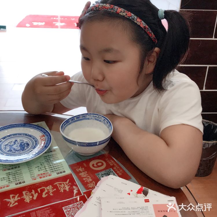 倒完后提醒不要搅动或摇晃碗里的牛奶