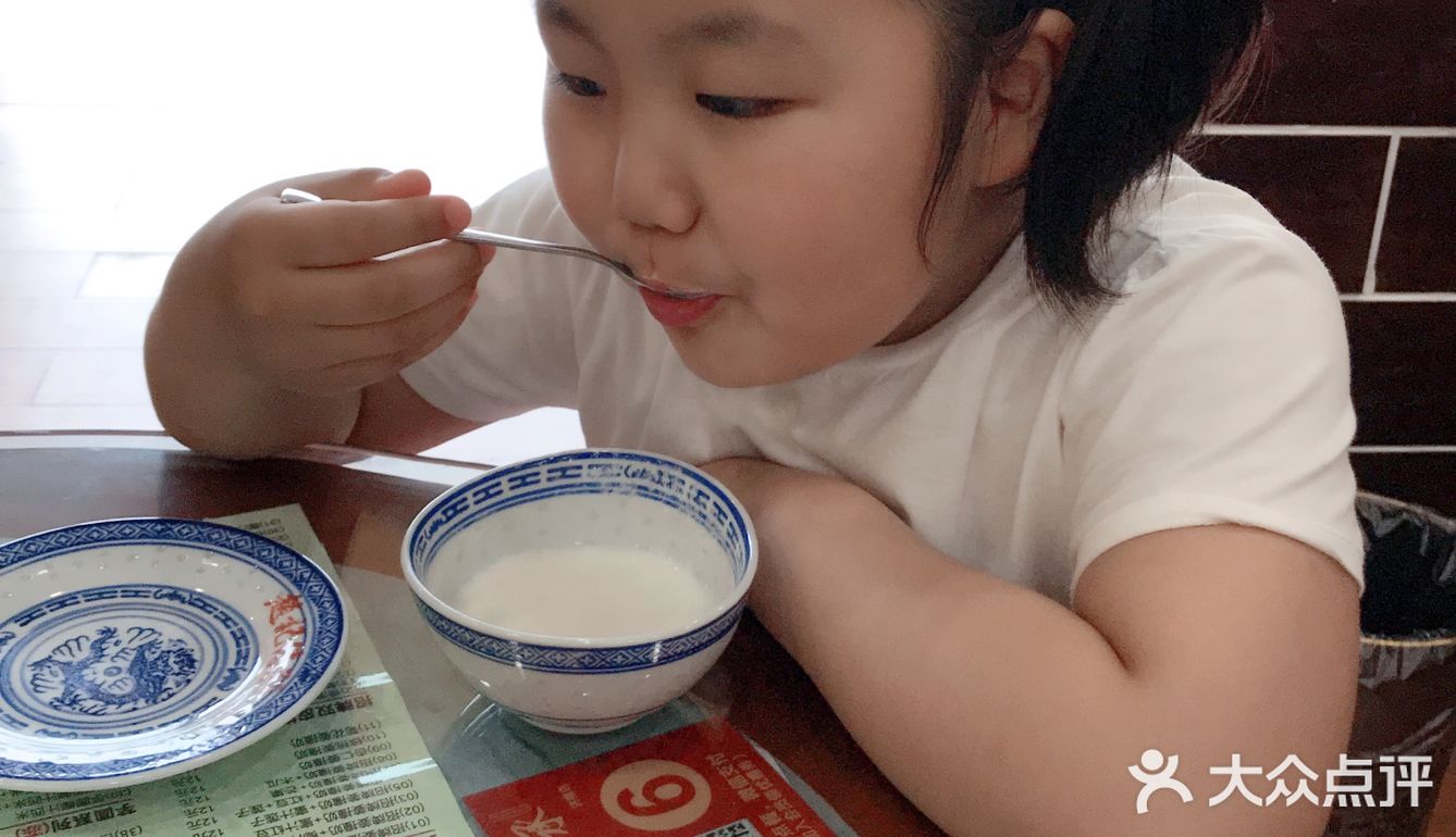 倒完后提醒不要搅动或摇晃碗里的牛奶