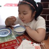 倒完后提醒不要搅动或摇晃碗里的牛奶