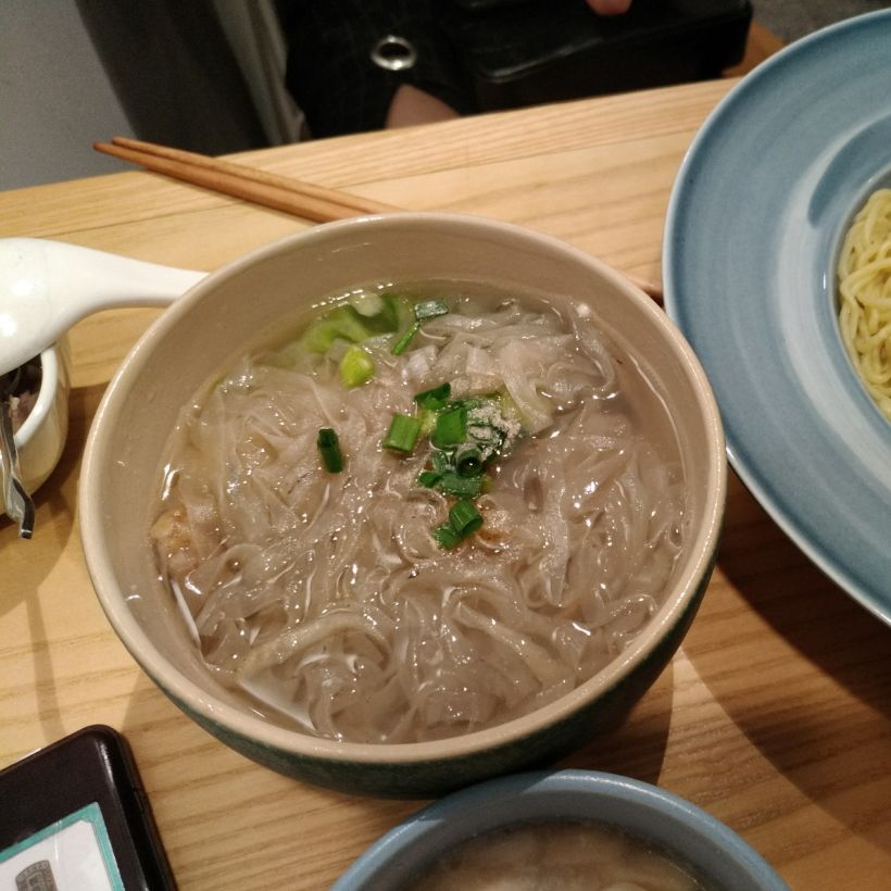 肉燕丝面 说实话面条的口感不是特别喜欢 肉燕还可以