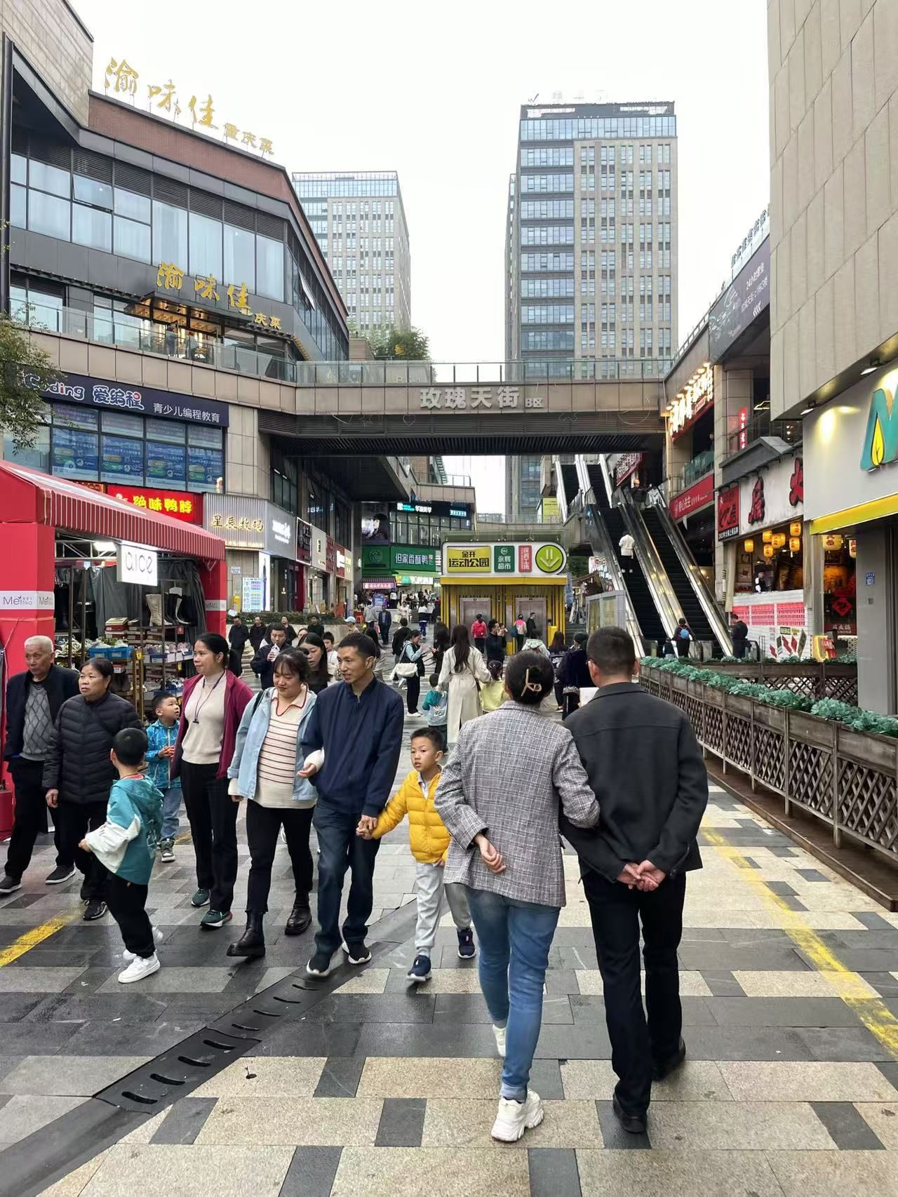 爱琴海的成功,很大一部分归功于玫瑰天街