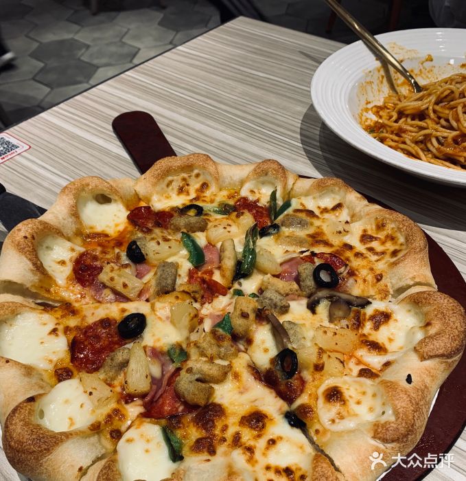 必胜客(益田假日店)超级至尊比萨(芝心普通装)图片