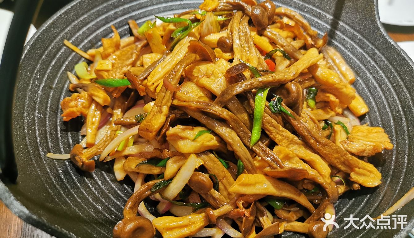 日坛北路附近的同和局，有两层，楼下空间很大